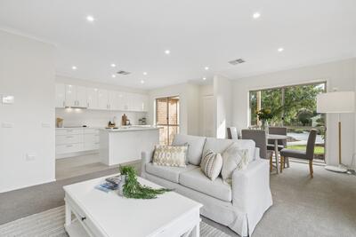 142/2 Rochester Parade