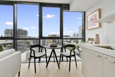 816/50 Longland Street