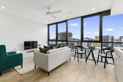 816/50 Longland Street