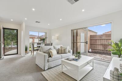 142/2 Rochester Parade