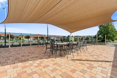 142/2 Rochester Parade