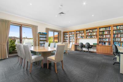 142/2 Rochester Parade